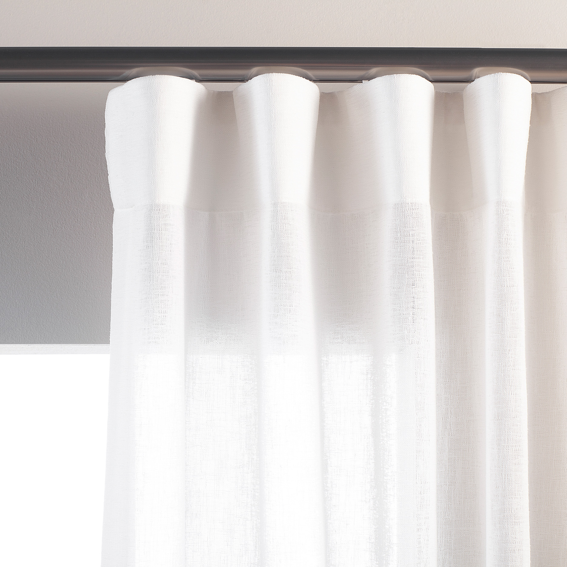 Wave. A característica desse modelo é o movimento de ondas bem definidas que vão do trilho até o piso. Todos os tecidos são indicados para este modelo, inclusive os mais pesados como os veludos. Para garantir a instalação desta cortina é necessário espaço livre de 10 cm na sanca e, em caso de combinação com outro produto, o cortineiro deve considerar a medida extra do outro produto combinado.