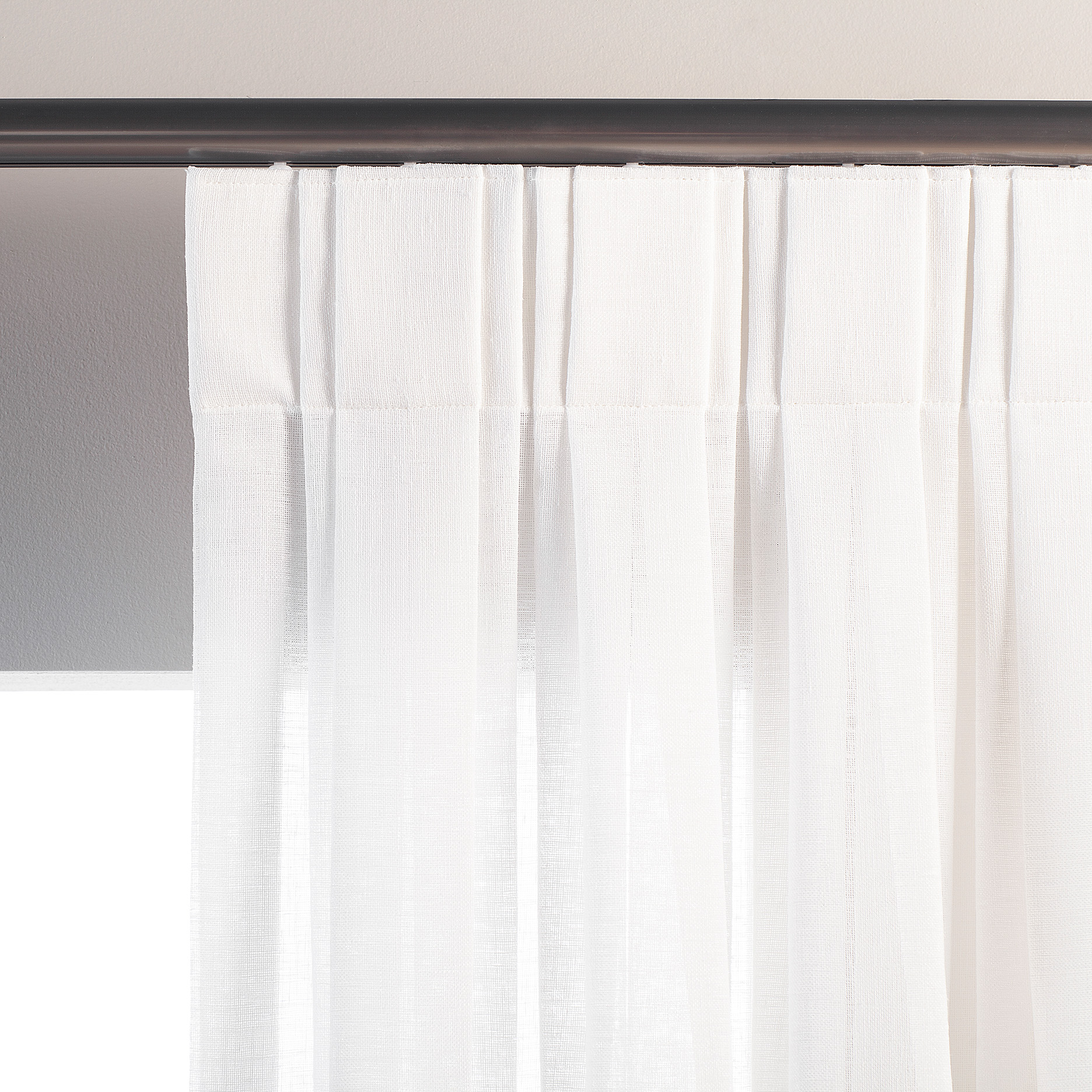Prega Inglesa. Este modelo é como se fossem duas pregas em uma só. Usa-se em média 50% a mais de tecido e é indicada para cortinas mais volumosas com tecidos mais leves. Recomendamos o uso desta prega quando o espaço dentro da sanca/cortineiro for restrito (quando existir uma persiana junto, por exemplo)