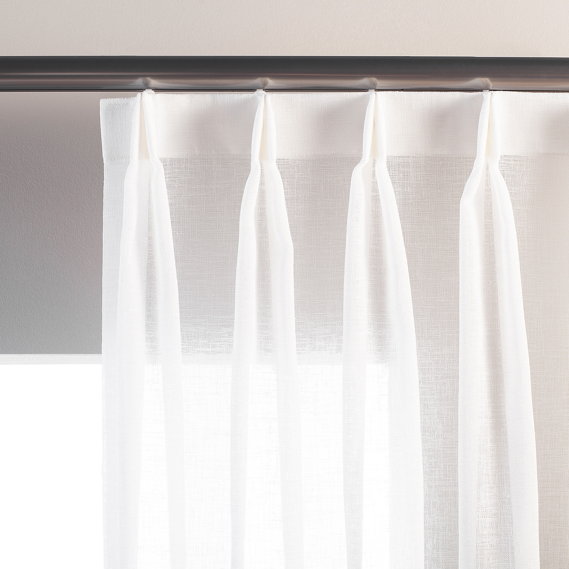 Prega pinça dupla. Esta é uma prega rasa pinçada que sai do trilho ou varão, dando a impressão de que o movimento foi feito com os dedos. Prega indicada para cortinas mais leves e despojadas. Usa-se em média 20% a menos de tecido que a média padrão. Ideal para quem deseja cortinas mais fluidas, mas não abre mão do movimento. Recomendamos usar tecidos leves e de média gramatura.